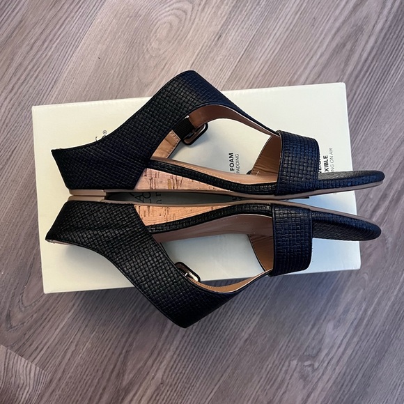 Kim Rogers Black Textured Wedge Sandals NIB - Picture 2 of 6